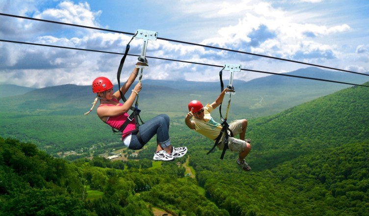 la tiroliana cu gasca de prieteni in weekend pentru distractie maxima