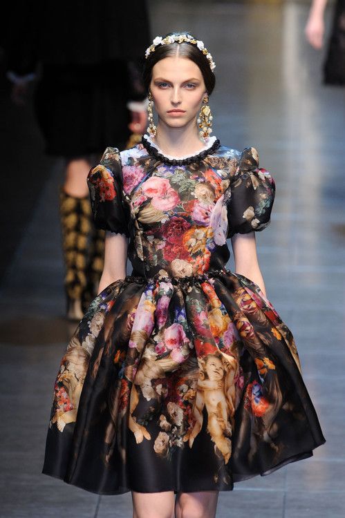 model purtand o rochie de inspiratie victoriana
