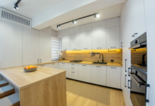 Spații inteligente pentru familii active: mobilă de bucătărie la comandă adaptată nevoilor tale