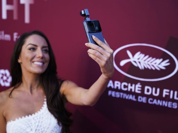 HONOR Robot Phone at Cannes- Photo 2