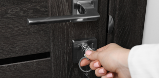 Când ușa de apartament refuză să se mai deschidă