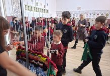 De la ateliere de reparat haine la târguri textile și șezători: cum au adus adolescenții moda sustenabilă în comunitățile lor