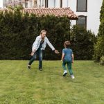 Cum alegi gazonul artificial decorativ în funcție de aspectul pe care vrei să îl obții